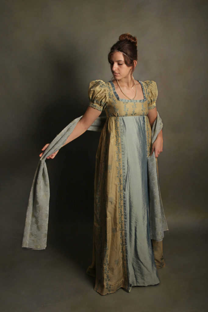 Robe 1er Empire pour soirée Bridgerton.
