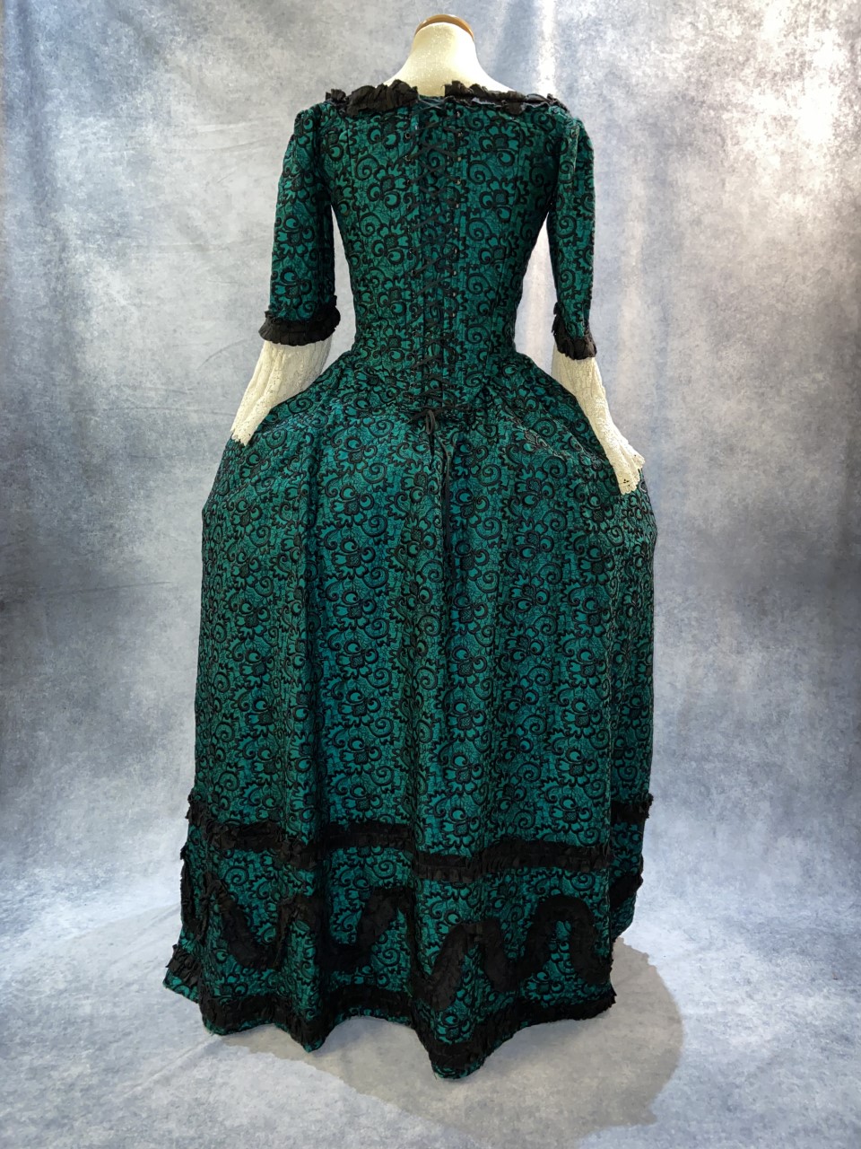 robe-XVIII-soie-emeraude-brodee-dos-Atelier-la-Colombe-strasbourg