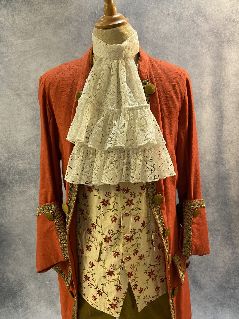 habit-XVIII-eme-rouge-kaki-devant-Atelier-la-Colombe-Strasbourg