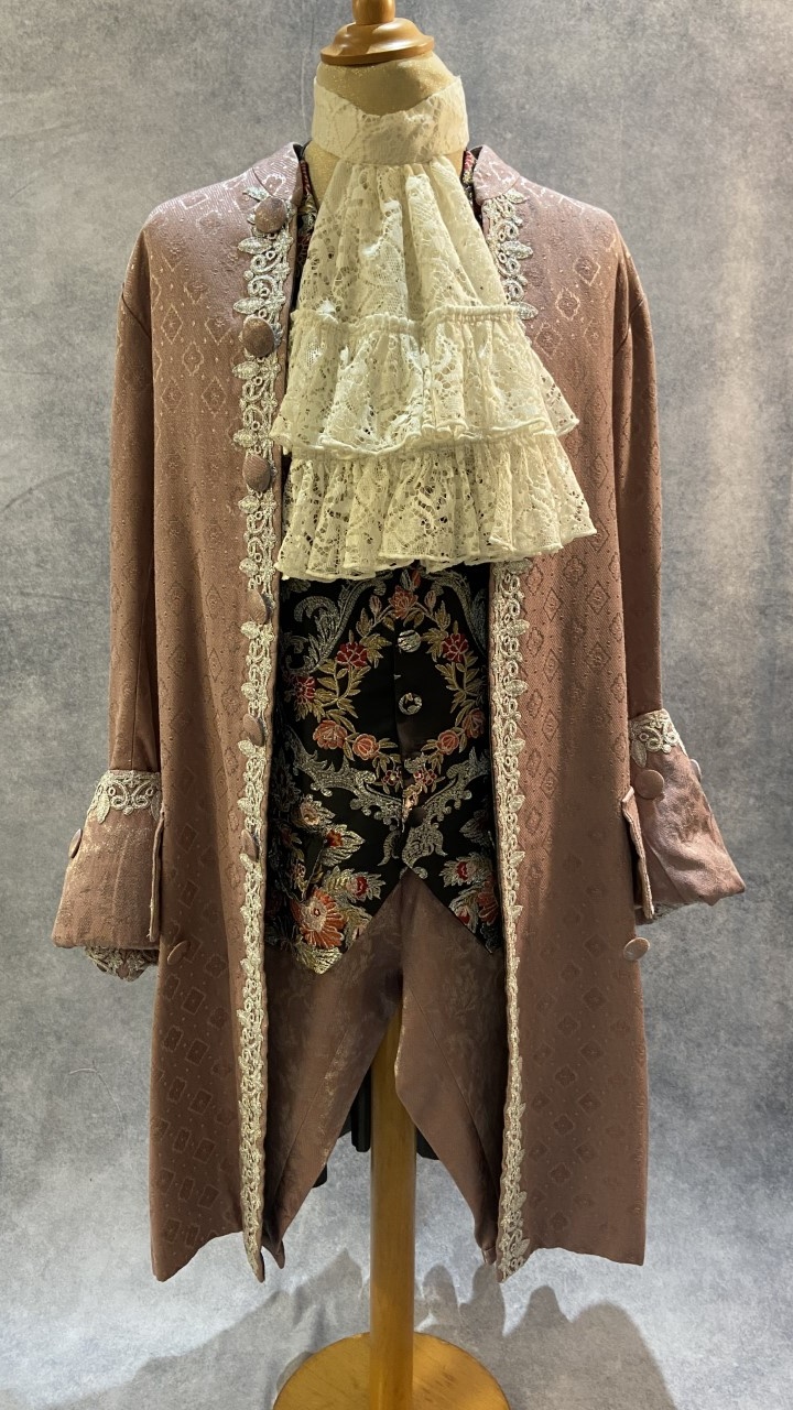 habit-XVIII-eme-saumon-argent-devant-Atelier-la-Colombe-Strasbourg