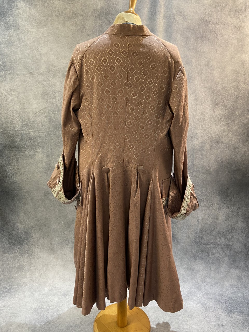 habit-XVIII-eme-saumon-argent-dos-Atelier-la-Colombe-Strasbourg