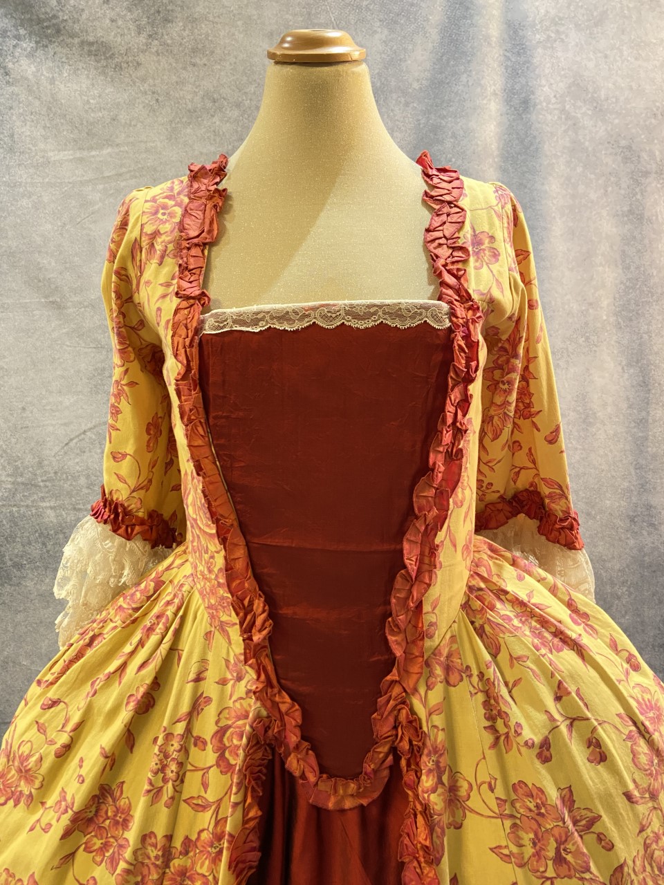 Robe-XVIII-eme-coton-jaune-orange-devant-haut-Atelier-la-Colombe-strasbourg