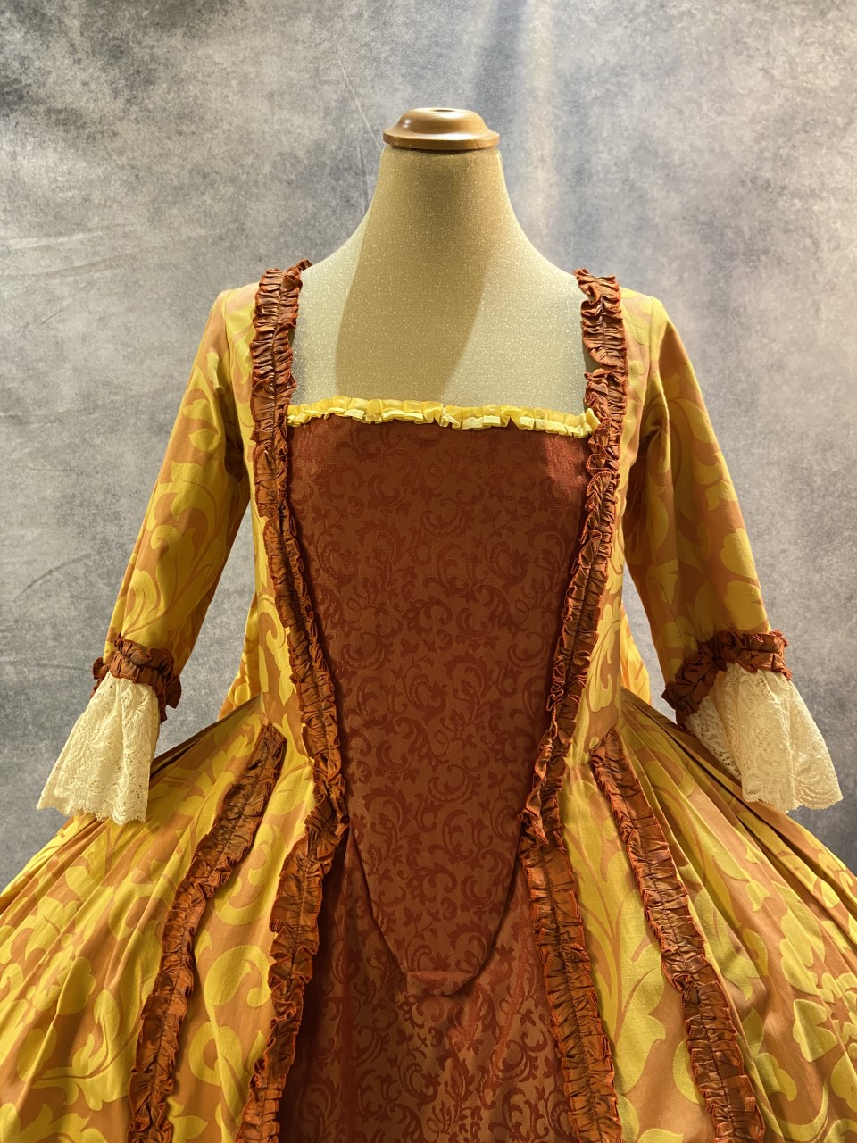 robe_XVIII_damassee_jaune_orange_devant