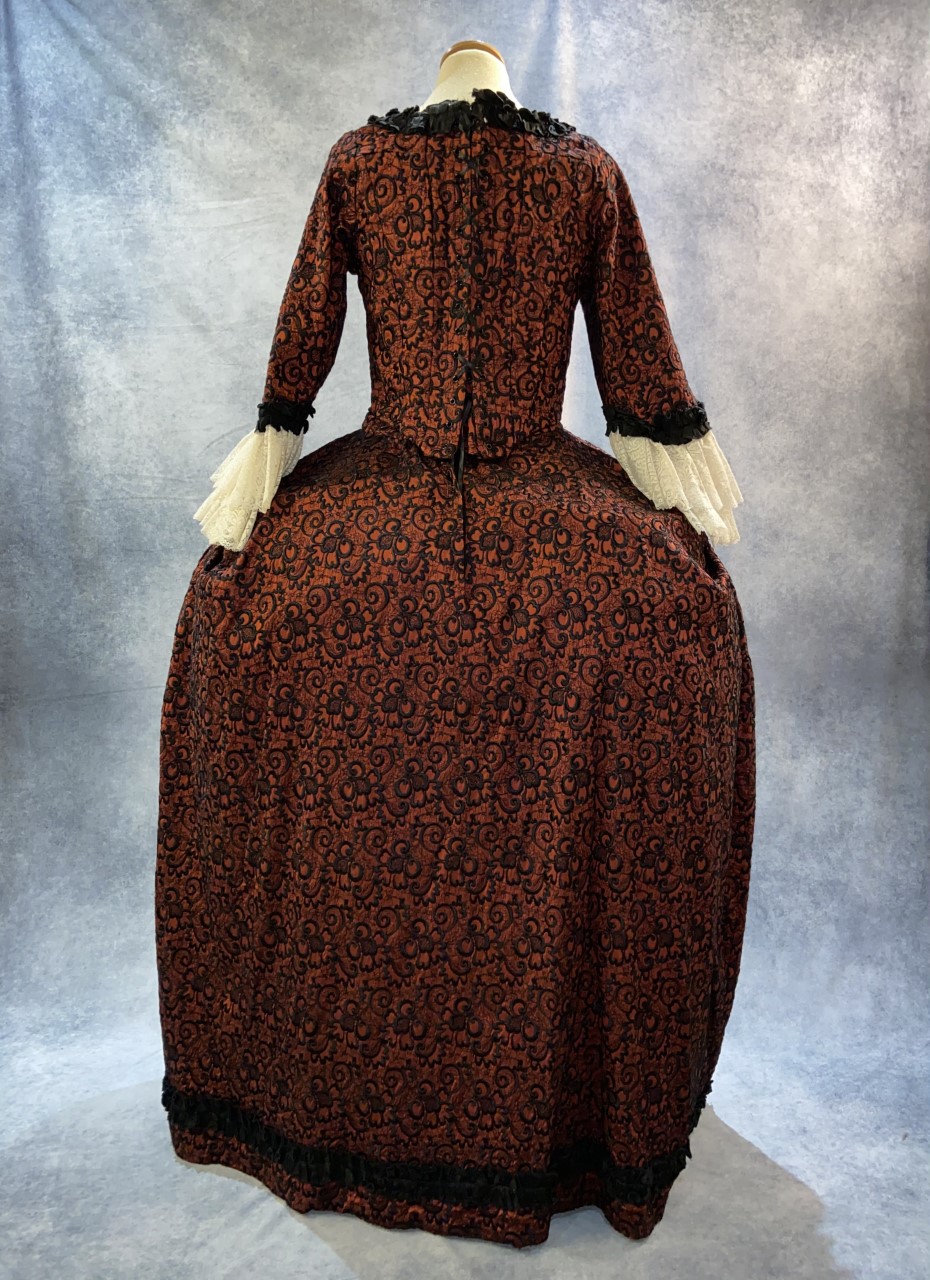 Robe-XVIII-eme-soie-bordeaux-brodee-dos-Atelier-la-Colombe-strasbourg