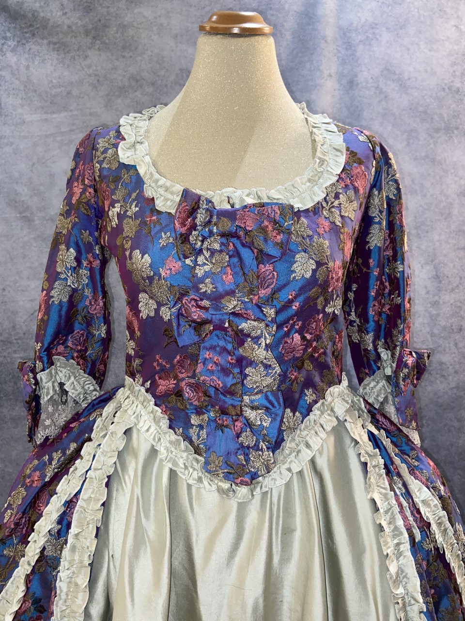 robe-XVIIIeme-soie-turquoise-brodee-devant-Atelier-la-Colombe-strasbourg