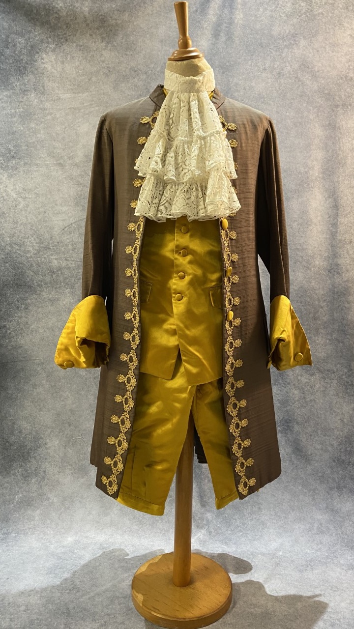 habit-XVIII-marron-jaune-devant-Atelier-la-Colombe-Strasbourg