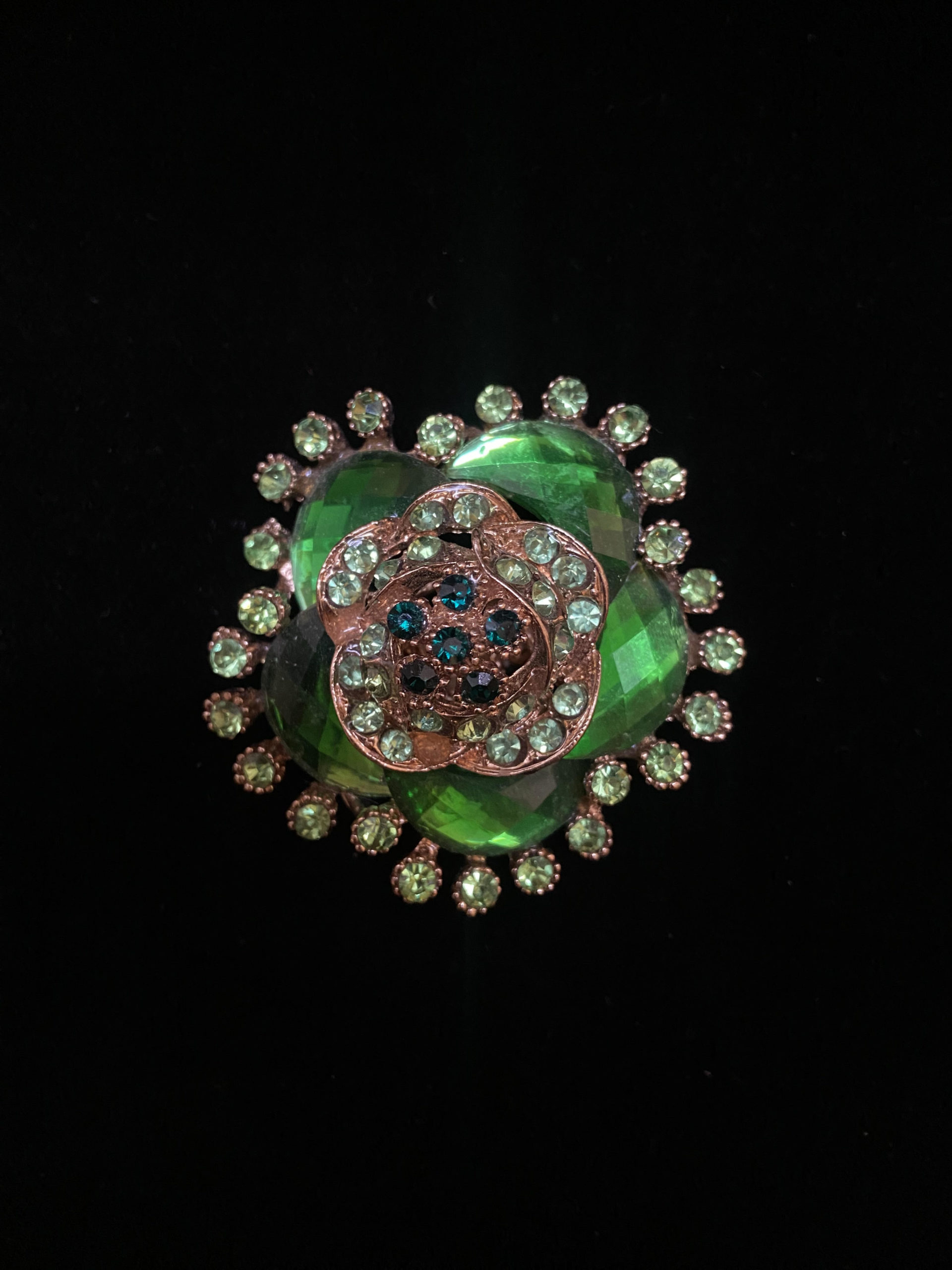 Bague rosa dorée strass vert