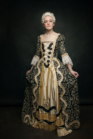 robe XVIII soie noire brodée ruché