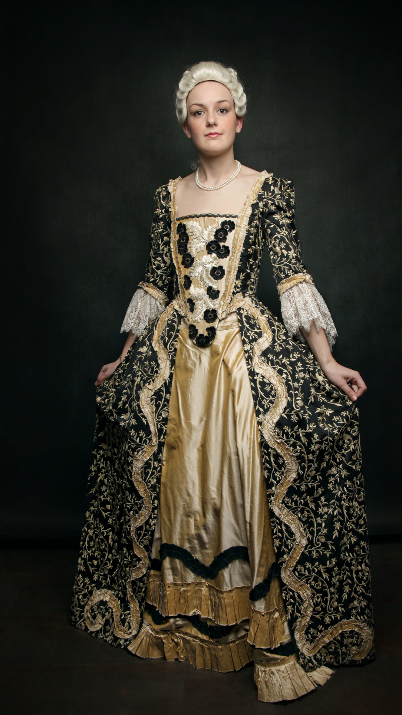 robe XVIII soie noire brodée ruché