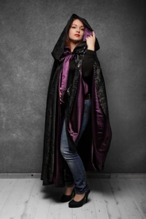 Cape noire et mauve à sequins