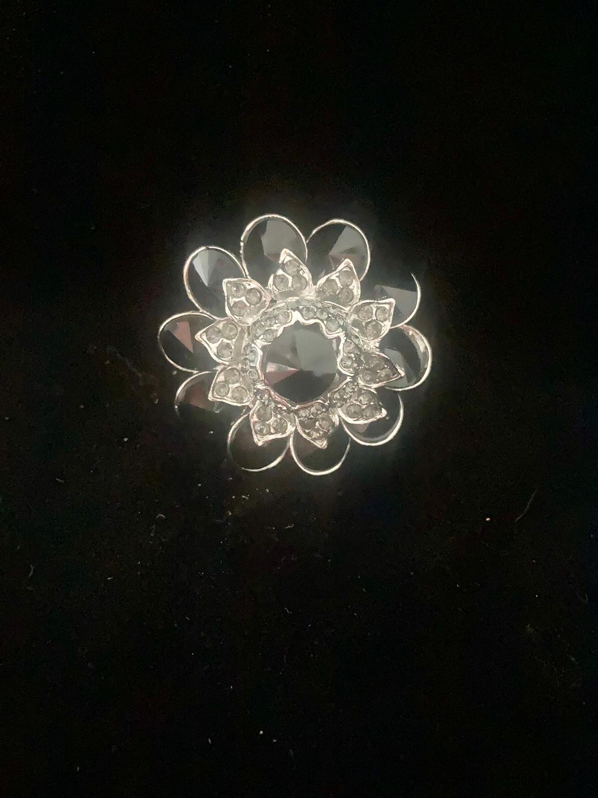 bague argentée strass noir