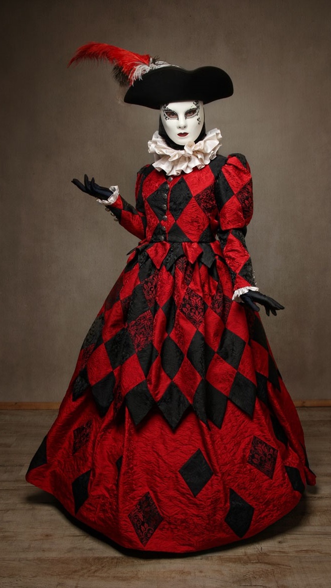 thumbnail_Arlequine-rouge-noire-longue-Atelier-la-Colombe-2023-CP-Faon-Photography