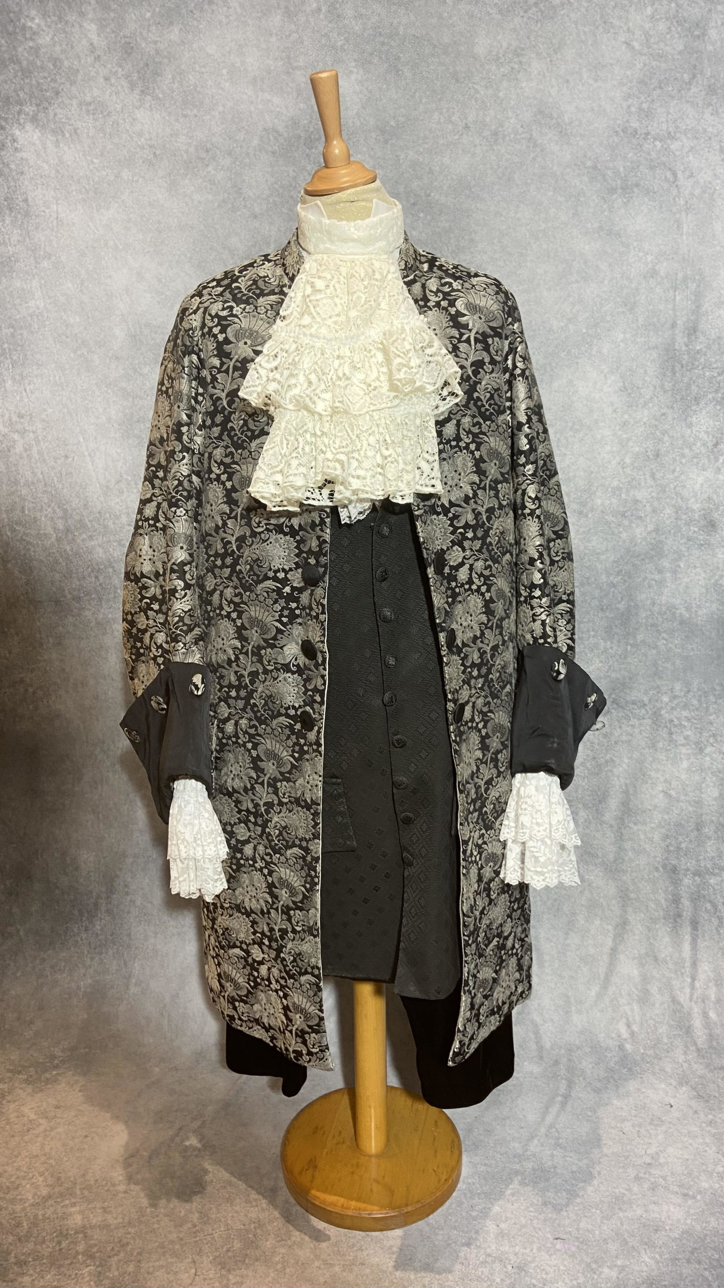 Habit XVIII Grand Siècle Rococo gris et noir location Atelier la Colombe