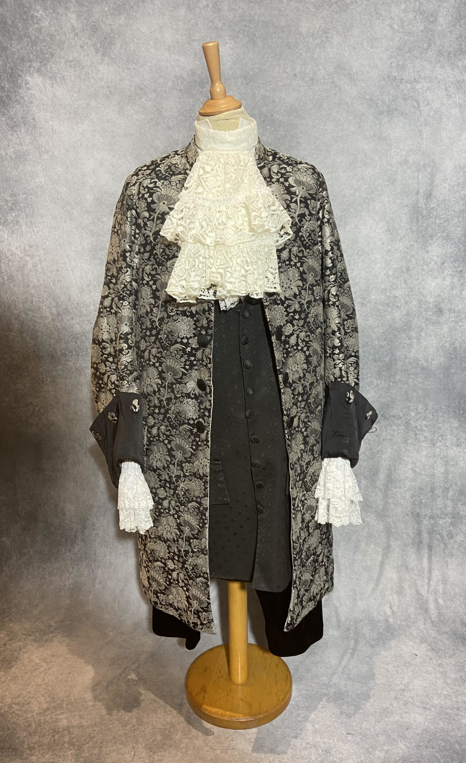 Habit XVIII Grand Siècle Rococo gris et noir location Atelier la Colombe