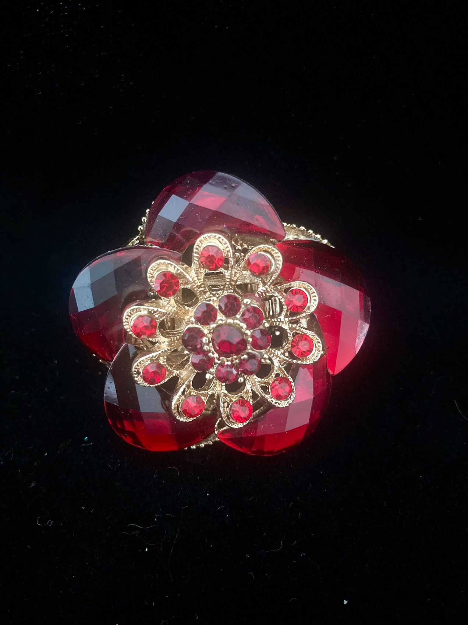 bague dorée strass rouge