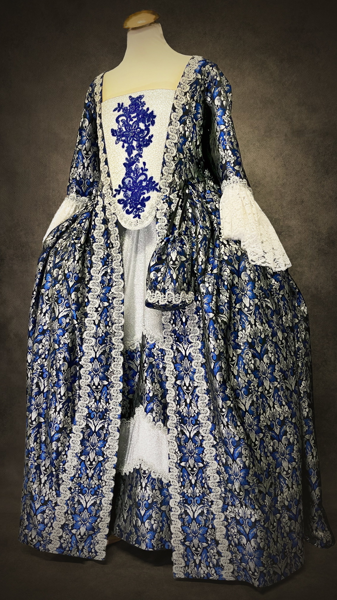 robe-18eme-bleu-argent-dos-a-la-française