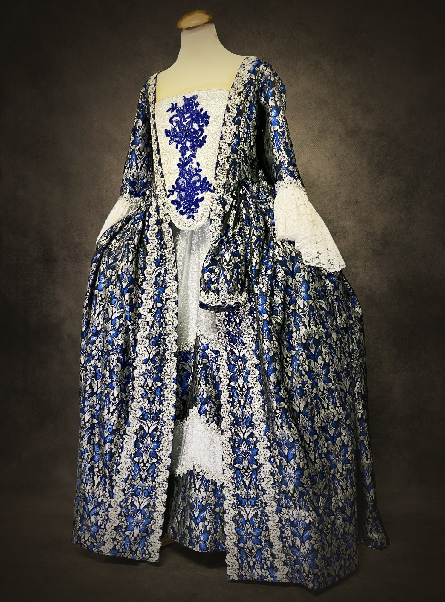 robe-18eme-bleu-argent-dos-a-la-française
