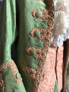trouver un costume avec la lettre V