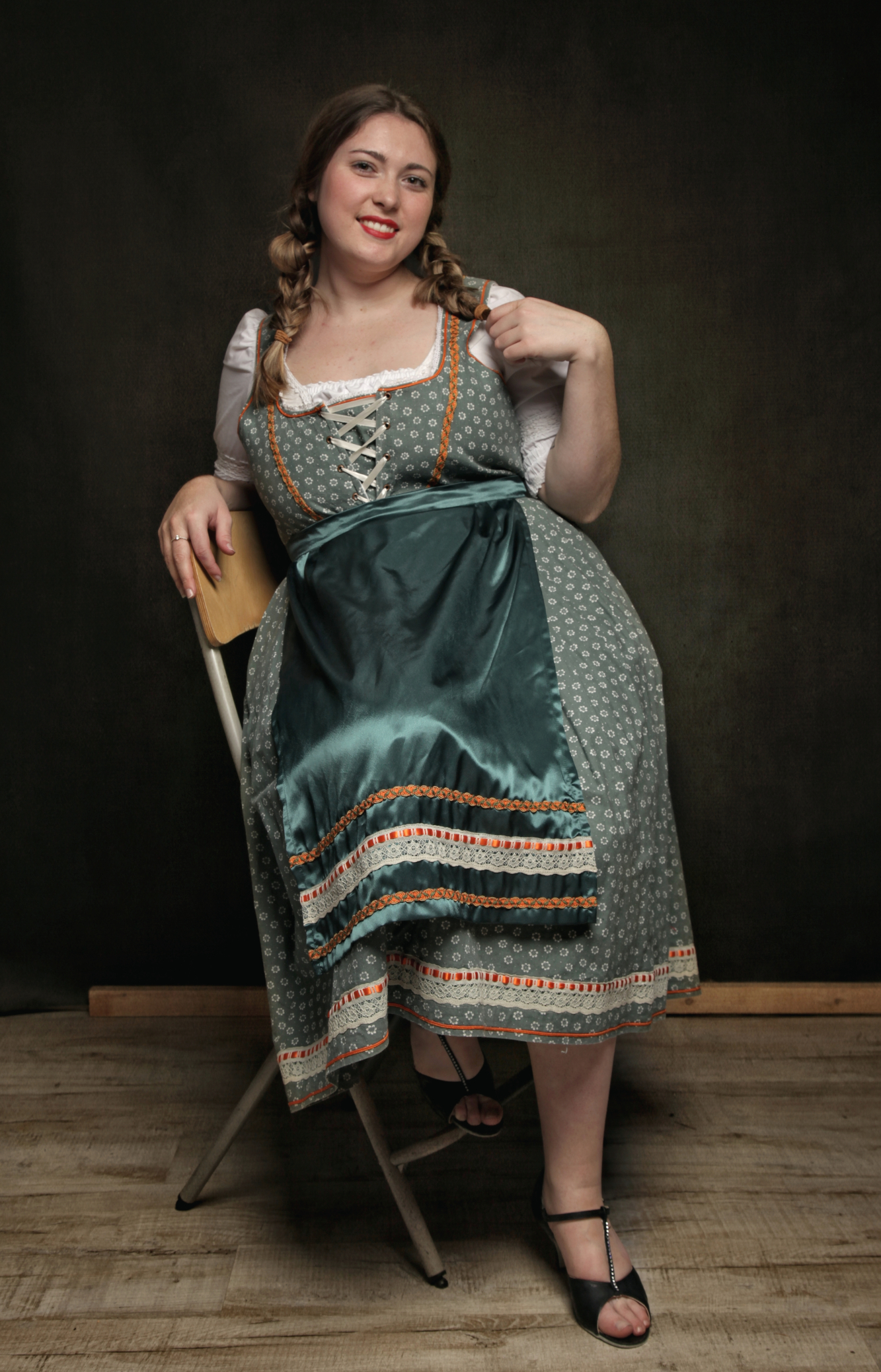 Robe Oktoberfest verte à fleurs blanches — Atelier la colombe