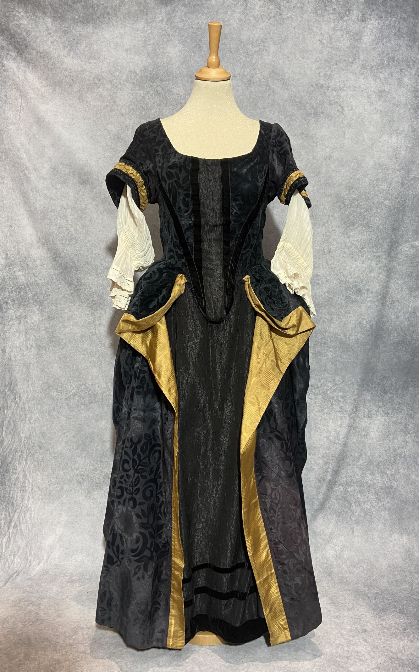 robe XVII noire et dorée