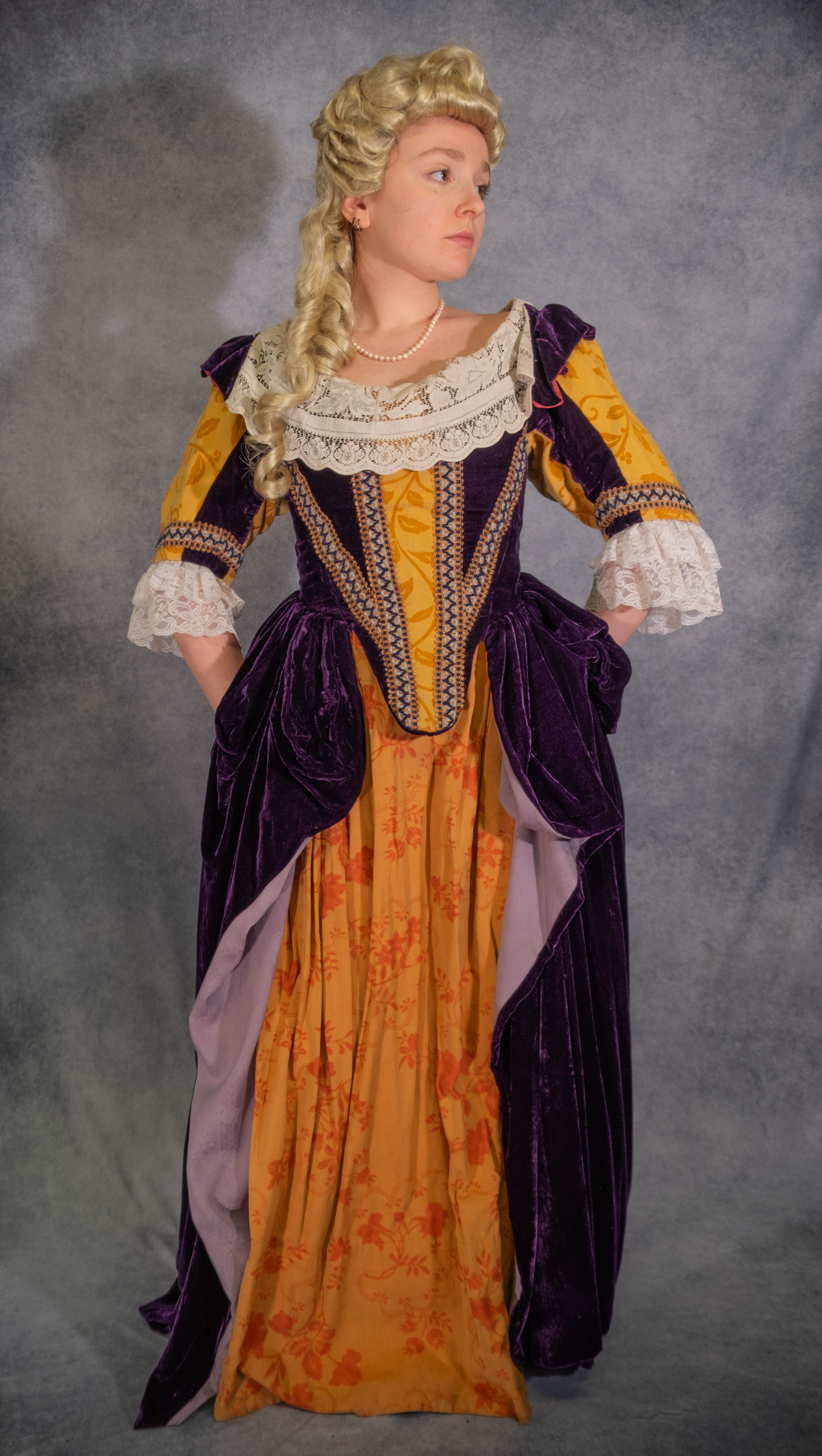 robe XVII violette et jaune