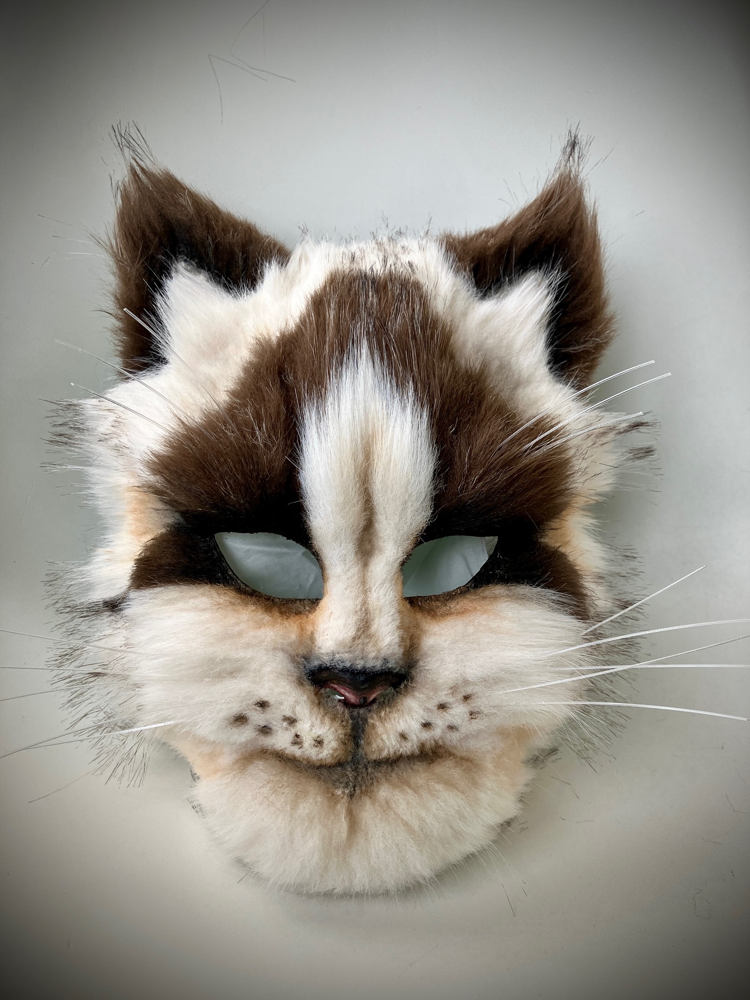 masque de chat d'exception en fourrure blanc et brun