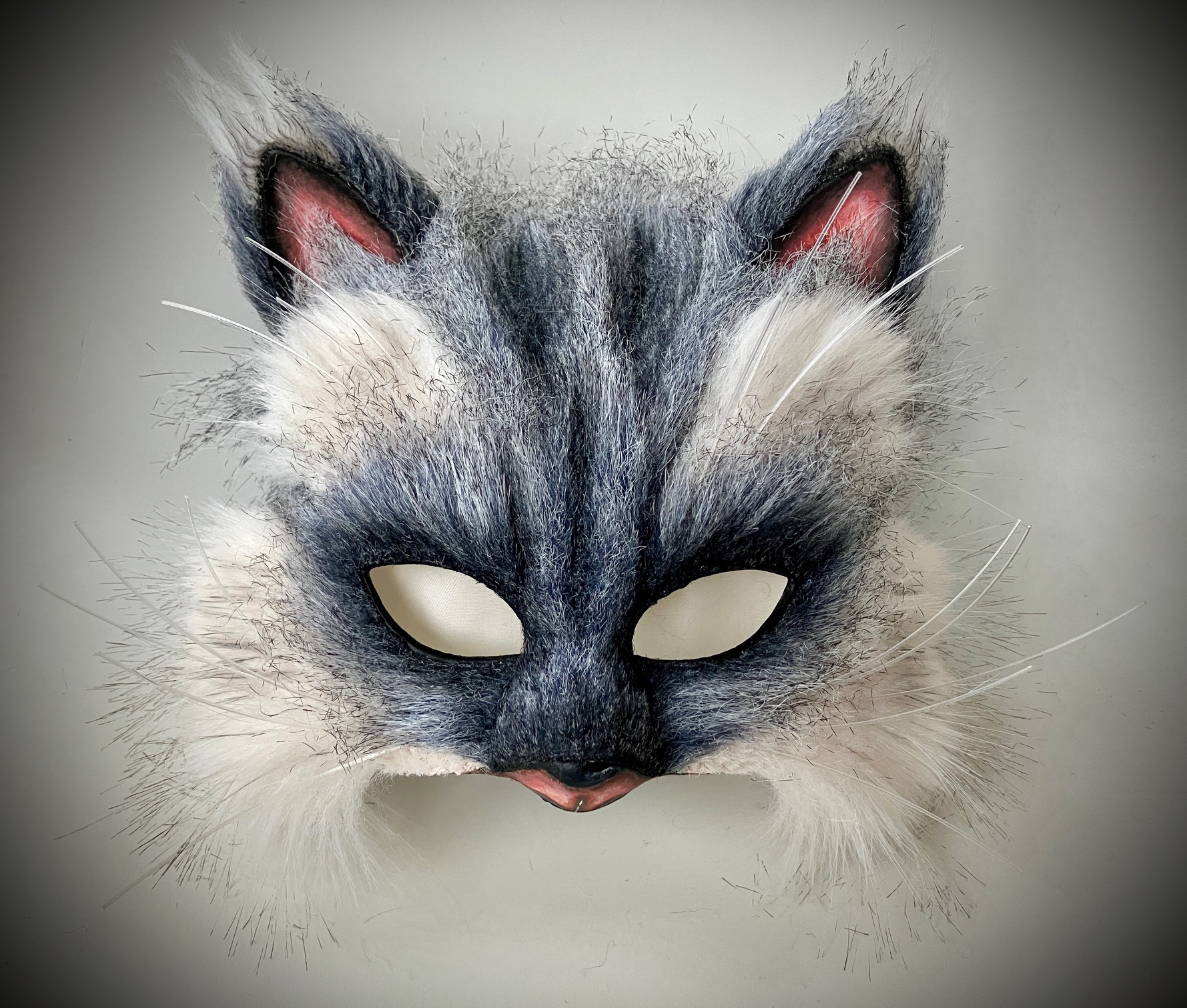 masque de chat d'exception en fourrure blanc et gris.