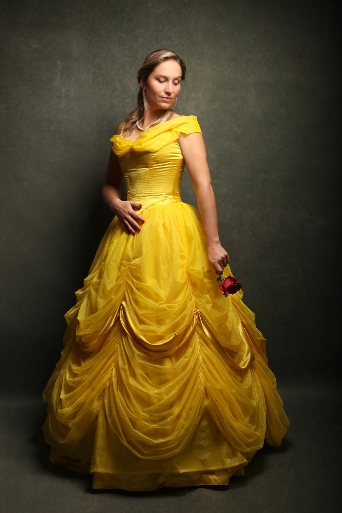 Belle, robe jaune