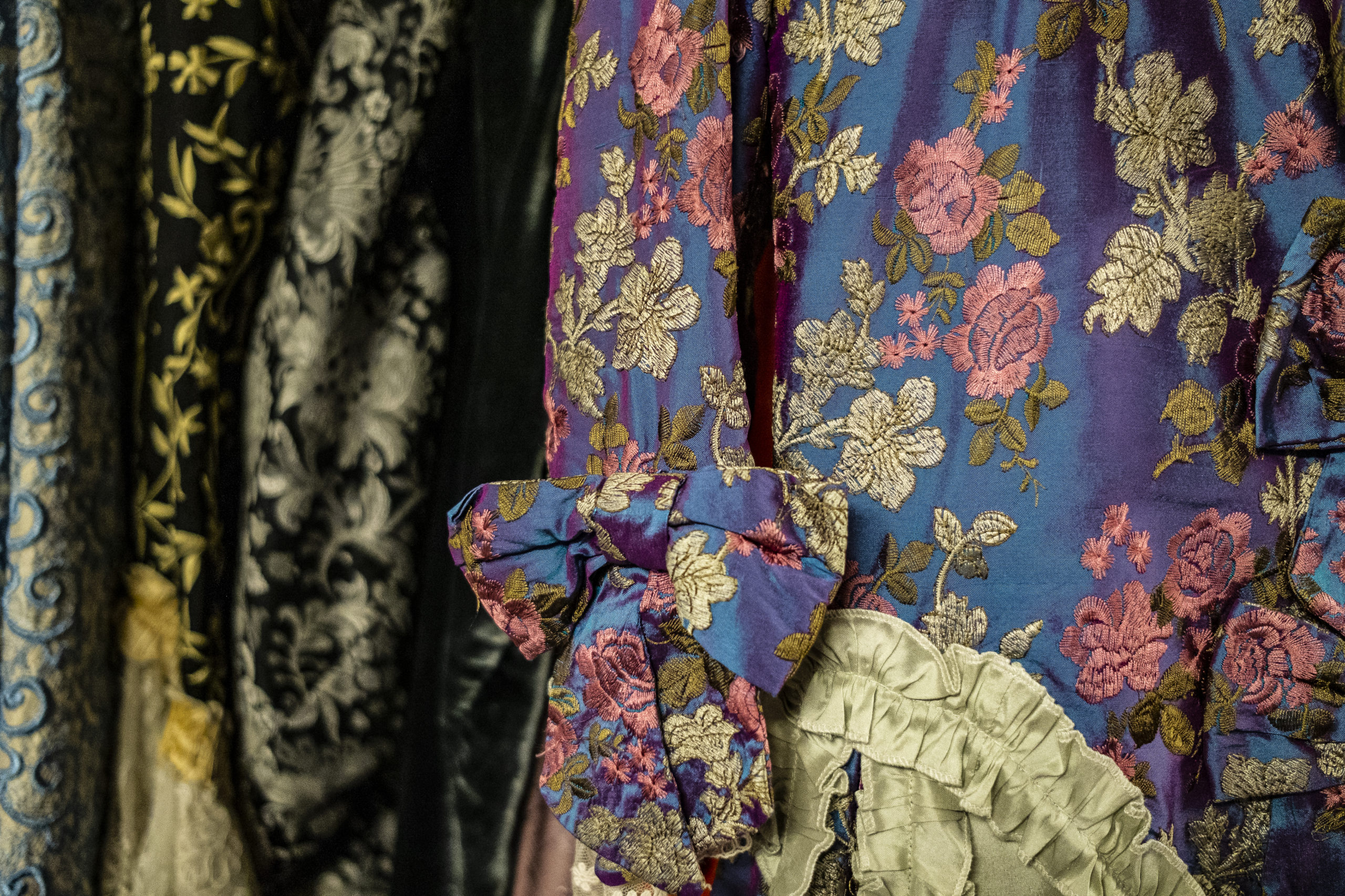 robe_XVIIIeme_soie_brodee_detail